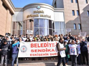 Belediye Çalışanları ‘Ek Ücret’ Eylemi Yaptı