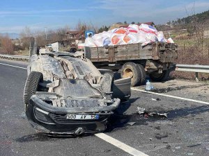 Traktörle Çarpışan Otomobil Takla Attı 3 Kişi Yaralandı