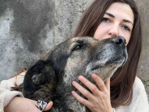 Komşusunun Kızına Ve Köpeğine Ağaç Dalıyla Saldırdı