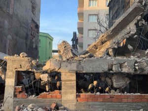 4 Katlı Kaçak Ev Yıkıldı