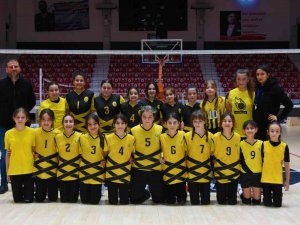 Aliağa’nın Mini Voleybolcuları Başarılarına Yenisini Ekledi
