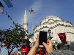 Şişli’de İlginç Görüntü: Aydınlatma Direğine Tırmanıp Türk Bayrağı Salladı