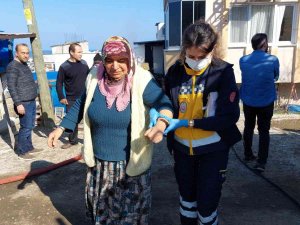 Yangında Polisler Yaşlı Kadını Ölümden Kurtardı