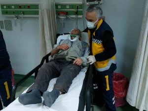 Çıktığı Ahşap Merdiven Kırılınca Hastanelik Oldu