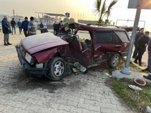Otomobil Tıra Arkadan Çarptı, 2 Kişi Ölümden Döndü