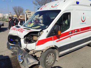 Siirt’te Ambulans İle Otomobil Çarpıştı: 8 Yaralı
