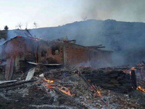 Kastamonu Valisi Çakır: “40 Hanenin 15 Hanesi Yandı, Şükür Can Kaybı Yok”