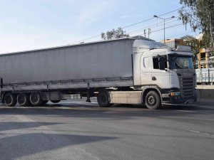 Tır Yolcu Otobüsüne Çarptı, Karayolu Trafiğe Kapandı