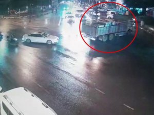 Çekmeköy’de 600 Bin Tl’lik Gıda Malzemesi Çalıp Nakliye Kamyonuyla Taşıdılar