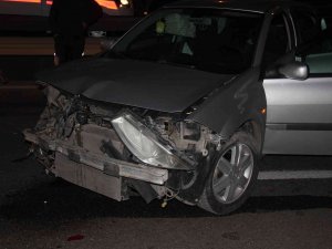Tır İle Otomobil Çarpıştı, Trafik Felç Oldu
