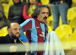 Fenerbahçe - Bayburt Maçında Trabzonspor Bayrağı Kriz Oldu