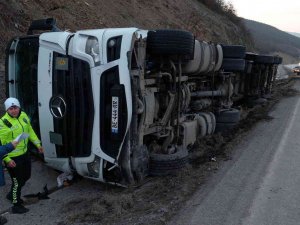 Samsun’da Kargo Tırı Devrildi: 1 Yaralı