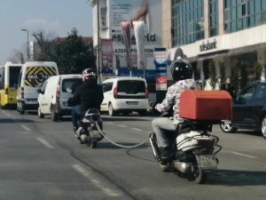 Üsküdar’da Tehlikeli Yolculuk: Akan Trafikte Motosikleti Halatla Çekti