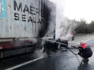 Yanan Tır Dorsesi Kullanılmaz Hale Geldi
