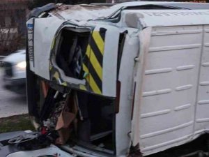 Yolcu Otobüsü İle Öğrenci Servis Çarpıştı: 16 Yaralı