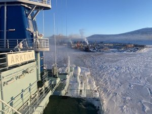 Rosatomflot’un Buzkıran Gemisi Arktika, İlk Doğu-batı Refakati Görevine Başladı