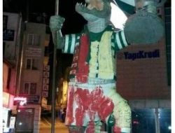 Timsah Heykeline Sarı Kırmızı Saldırı