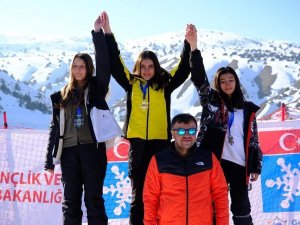Snowboard Yarışlarında Kayseri Rüzgarı Esti