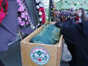 Bıçaklanarak Öldürülen 16 Yaşındaki Kızının Tabutuna Sarılarak Gözyaşı Döktü