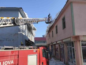 Karlıova’da Tehlike Oluşturan Buz Sarkıtları Temizleniyor