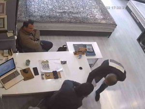 Hırsızlık Yaptığı Halı Mağazasına Gelip, İş Yeri Sahibinin Elini Öpmek İstedi
