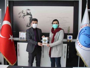 Üniversite Öğrencisi, Rektör Karacoşkun’a Şiir Kitabı Hediye Etti