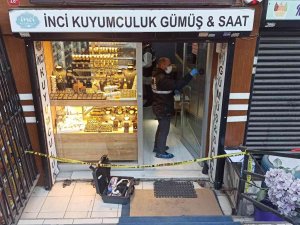 Esenyurt’ta Kuyumcuyu Soymak İstediler, İmitasyon Altınları Alıp Kaçtılar: Hırsızlık Anı Kamerada