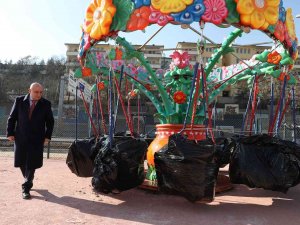 Keçiören’deki Yeni Lunaparkın Oyuncakları Kuruluyor