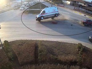 5 Kişinin Yaralandığı Ambulans Kazası Güvenlik Kamerasında