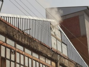 Yangına Taşlarla Müdahale Ettiler, 30 Tavuk Telef Oldu