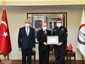 Yaşlı Kadını Alevler Arasından Sırtında Taşıyarak Kurtaran Polislere Ödül