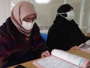 80 Yaşındaki Emine Ninenin Okuma Azmi