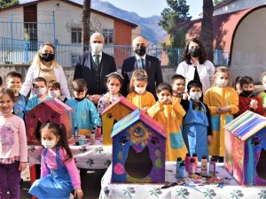 Minikler, Can Dostlarının Kulübelerini Renklendirdi