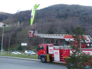 Trabzon’da Yamaç Paraşütçüsü Elektrik Tellerine Takıldı