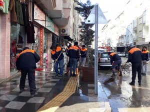 Sungurlu’da Kum Ve Tuz Katıntılarını Temizliyor