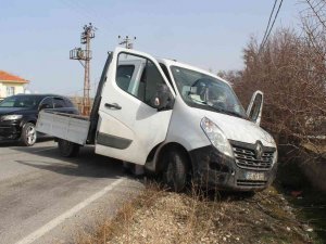 Kamyonetle Traktörün Çarpıştığı Kazada 3 Kişi Yaralandı