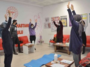 Baba Adayları Gebe Okulunda Eşleri İle Empati Kuruyor