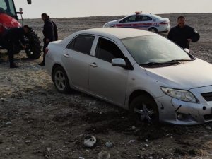 Otomobil İ̇skele Sahasında Çamura Saplandı