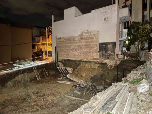 İ̇zmir’de Bir İnşaatın Temel Kazısı Esnasında Yan Binada Kayma Oluştu, 1 Apartman Tedbir Amaçlı Boşaltıldı