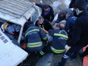 Araçta Sıkışan Sürücü İtfaiye Ekiplerince Kurtarıldı