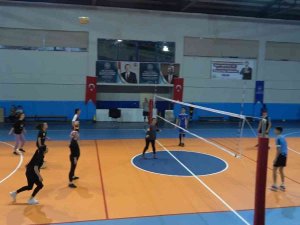 Tatvanlı Gençler Voleybol Oynayarak Stres Atıyor