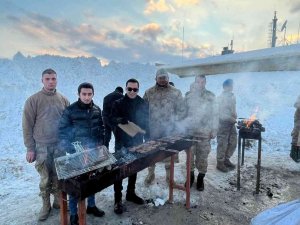 Pkk’nın Sözde İkinci Kandil Dediği Kato Dağı’nda Mehmetçikle Mangal Keyfi