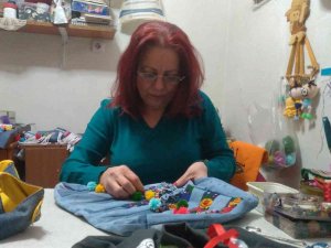 Tasarımları İle Atık Malzemeleri Giysi Ve Aksesuara Dönüştürüyor