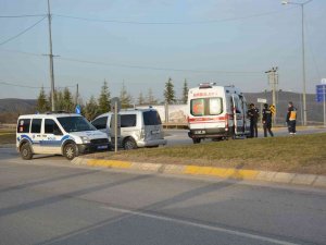 Hafif Ticari Araç İle Otomobil Çarpıştı: 2 Yaralı