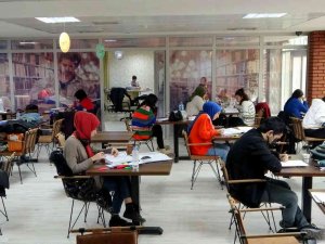 "Kitap Kahve" Sınava Hazırlanan Öğrencilerin İkinci Evi Oldu