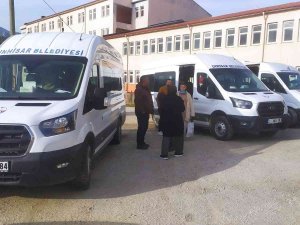 İ̇nhisar Belediyesi Öğrencilerin Gezisi İçin Araç Tahsis Etti