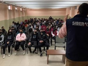 Iğdır Emniyetinden Öğrencilere ’Güvenli Ve Bilinçli İ̇nternet Kullanımı, Siber Zorbalık İle Teknoloji Bağımlılığı’ Eğitimi