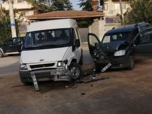 Minibüs İle Hafif Ticari Araç Çarpıştı: 1 Yaralı
