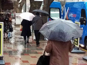 Bandırma’da Sağnak Yağış Etkili Oluyor