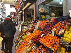 Kiloyla Değil Adetle Satılıyor; Kadınlar Yemek Yerine Maske İçin Alıyor